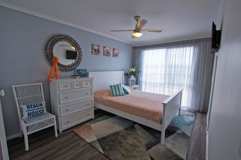 Stunning Waterfront Only 10 Minutes To Phillip Island - FREE EV UNIT 7kW For Electric Cars - Pet Friendly, Fireplace FREE WIFI Wine & Chocolates - Timeshare Accommodation 2