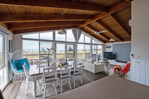 Stunning Waterfront Only 10 Minutes To Phillip Island - FREE EV UNIT 7kW For Electric Cars - Pet Friendly, Fireplace FREE WIFI Wine & Chocolates - Timeshare Accommodation 0