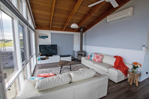 Stunning Waterfront Only 10 Minutes To Phillip Island - FREE EV UNIT 7kW For Electric Cars - Pet Friendly, Fireplace FREE WIFI Wine & Chocolates - Timeshare Accommodation 1