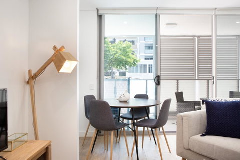 Ultra Modern Studio Suite With Balcony Near Shops - Timeshare Accommodation 2