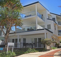 Unit 2 Beach Gallery 9 Andrew Street Point Arkwright 500 BOND LINEN SUPPLIED - Timeshare Accommodation