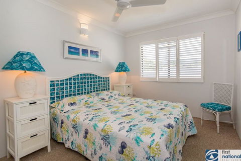 VIEWS VIEWS VIEWS! Front Top Floor Waterfront Unit - Chnook Apartments South Esp, Bongaree - Timeshare Accommodation 2