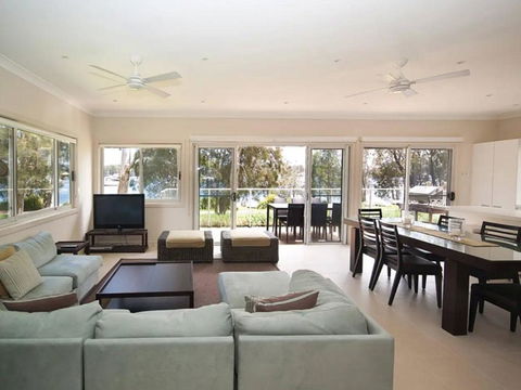 Wangi Lakehouse - Renovated Lake Macquarie Lakefront Location - Timeshare Accommodation 0