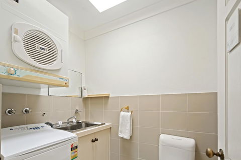 Location! 2BR Town View Unit In Centre Of Airlie. - Timeshare Accommodation 18