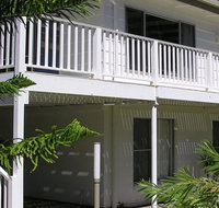 Wonky Pine Beach House NARRWALLEE- 4 bedroom