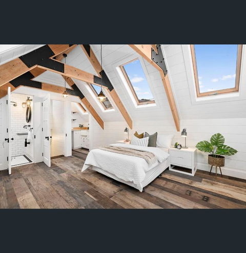 A Majestic Victorian Private Rear Access Quarters - Timeshare Accommodation 0