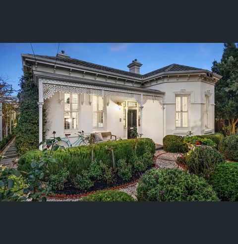 A Majestic Victorian Private Rear Access Quarters - Timeshare Accommodation 1