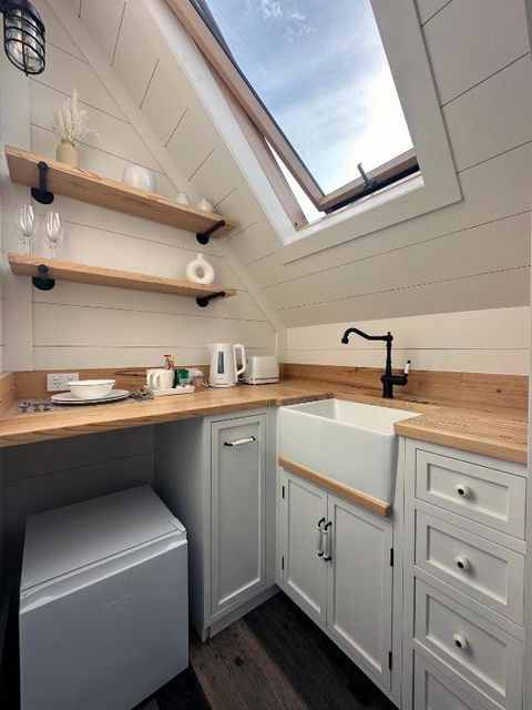 A Majestic Victorian Private Rear Access Quarters - Timeshare Accommodation 3