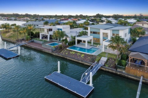 Luxury Canal Front Holiday House - Timeshare Accommodation 2