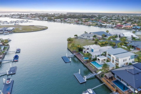 Luxury Canal Front Holiday House - Timeshare Accommodation 10