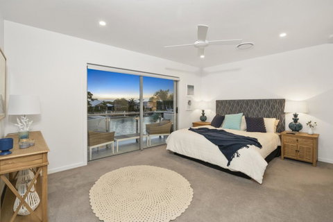 Luxury Canal Front Holiday House - Timeshare Accommodation 4