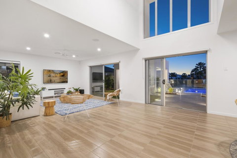 Luxury Canal Front Holiday House - Timeshare Accommodation 9