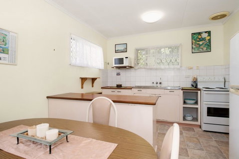 Lowset, Pet Friendly Cottage - Sunset Ave, Bongaree - Timeshare Accommodation 1