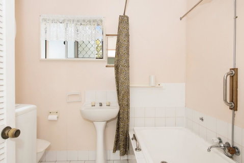Lowset, Pet Friendly Cottage - Sunset Ave, Bongaree - Timeshare Accommodation 17