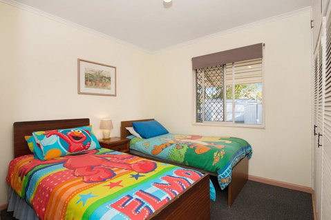 Lowset, Pet Friendly Cottage - Sunset Ave, Bongaree - Timeshare Accommodation 7