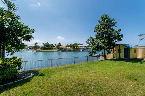 Lowset Home On The Canal - Dolphin Dr, Bongaree - Timeshare Accommodation 10
