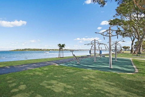 Lowset Home On The Canal - Dolphin Dr, Bongaree - Timeshare Accommodation 16