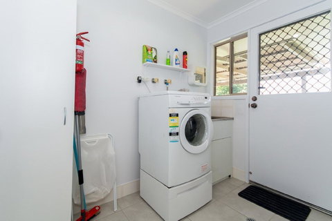 Lowset Home On The Canal - Dolphin Dr, Bongaree - Timeshare Accommodation 7