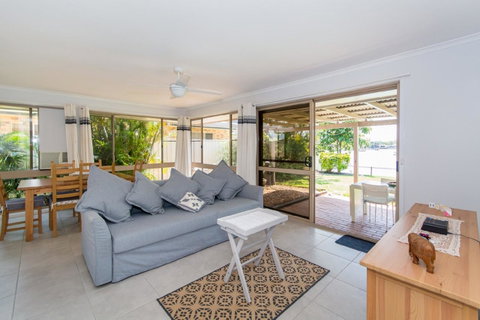 Lowset Home On The Canal - Dolphin Dr, Bongaree - Timeshare Accommodation 2