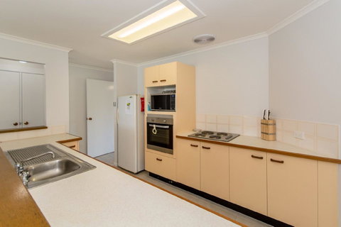 Lowset Home On The Canal - Dolphin Dr, Bongaree - Timeshare Accommodation 5
