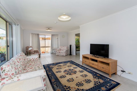 Lowset Home On The Canal - Dolphin Dr, Bongaree - Timeshare Accommodation 12