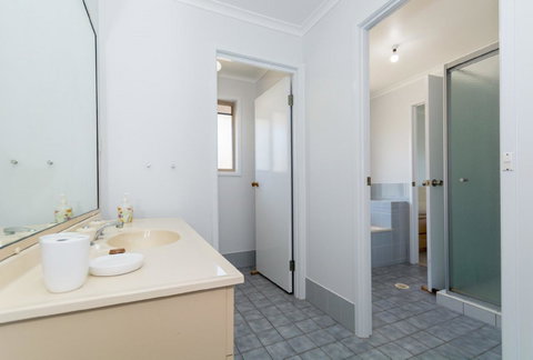 Lowset Home On The Canal - Dolphin Dr, Bongaree - Timeshare Accommodation 1