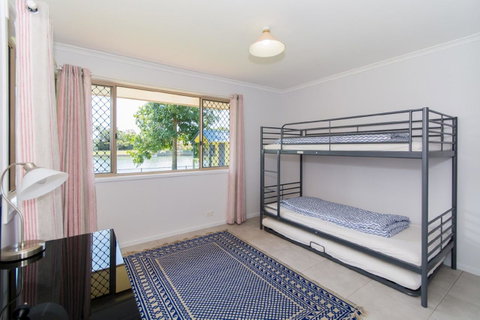 Lowset Home On The Canal - Dolphin Dr, Bongaree - Timeshare Accommodation 13