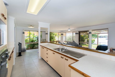 Lowset Home On The Canal - Dolphin Dr, Bongaree - Timeshare Accommodation 8