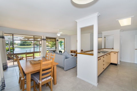 Lowset Home On The Canal - Dolphin Dr, Bongaree - Timeshare Accommodation 4