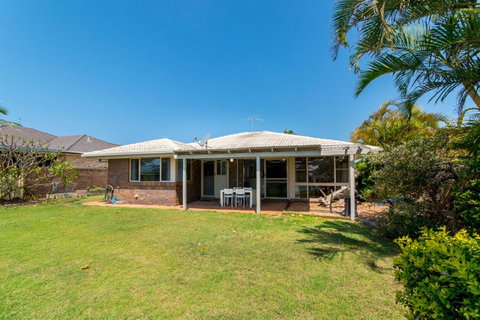 Lowset Home On The Canal - Dolphin Dr, Bongaree - Timeshare Accommodation 3