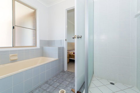Lowset Home On The Canal - Dolphin Dr, Bongaree - Timeshare Accommodation 11