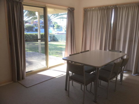 Private Canal Duplex With Pontoon - Oleander Drive, Bongaree - Timeshare Accommodation 9