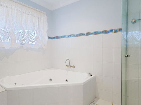 'GrandView', 10 Grandview Close - Huge House With Water Views, Aircon, WIFI, Netflix, Foxtel & Billiard Table - Timeshare Accommodation 2