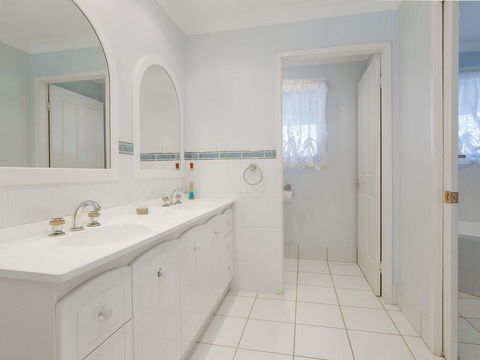 'GrandView', 10 Grandview Close - Huge House With Water Views, Aircon, WIFI, Netflix, Foxtel & Billiard Table - Timeshare Accommodation 3