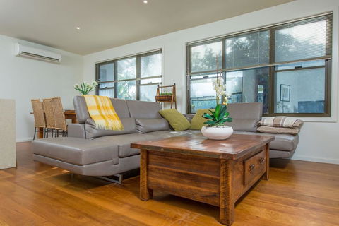 'Rolling Waves 2' On Ocean Drive - Timeshare Accommodation 2