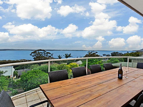 'The Bay', 25 Wallawa Rd - Huge Home With Aircon, Spectacular Views & Chromecast - Timeshare Accommodation 0