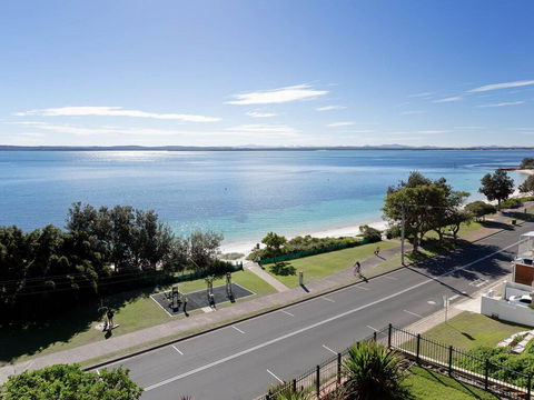 1 'Kiah', 53 Victoria Parade - Stunning Views, Wifi, Aircon, Just Across The Road To The Water - Timeshare Accommodation 2