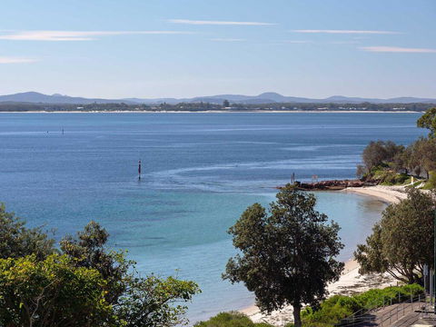 1 'Kiah', 53 Victoria Parade - Stunning Views, Wifi, Aircon, Just Across The Road To The Water - Timeshare Accommodation 3