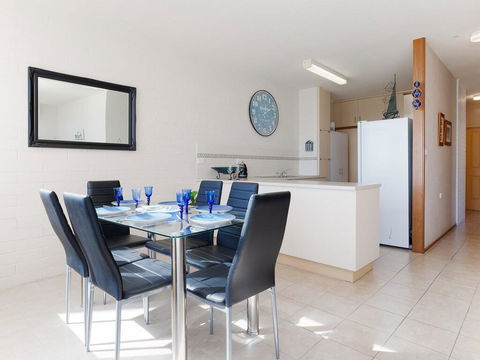 1 'Little Hut', 20 Kurrawa Close - Spectacular Water Views, NBN & Air Conditioned - Timeshare Accommodation 3