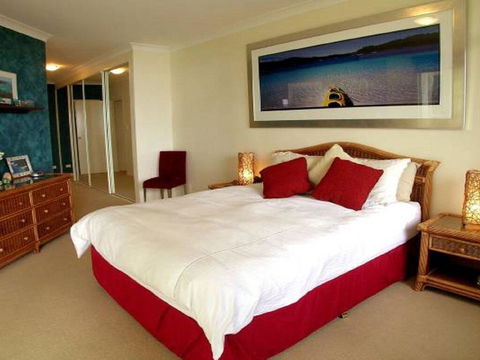 2 'Magnus Pines' 52-56 Magnus Street - Stunning Unit With Aircon, Water Views & Foxtel - Timeshare Accommodation 2