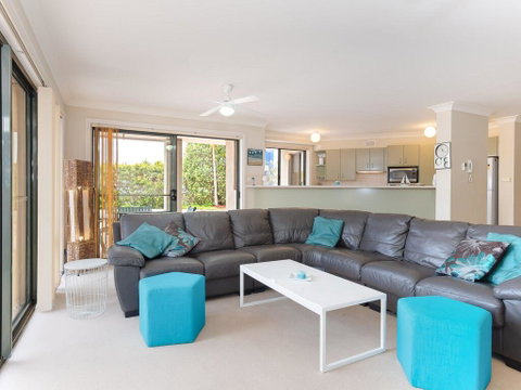 2 'Peninsula Waters' - Three Bedroom Unit With Spacious Private Courtyard & WIFI - Timeshare Accommodation 1
