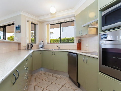 2 'Peninsula Waters' - Three Bedroom Unit With Spacious Private Courtyard & WIFI - Timeshare Accommodation 0