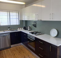 2 Bed Bar Beach Apartment - stroll to beach  cafes supermarket apartment 6 - Timeshare Accommodation