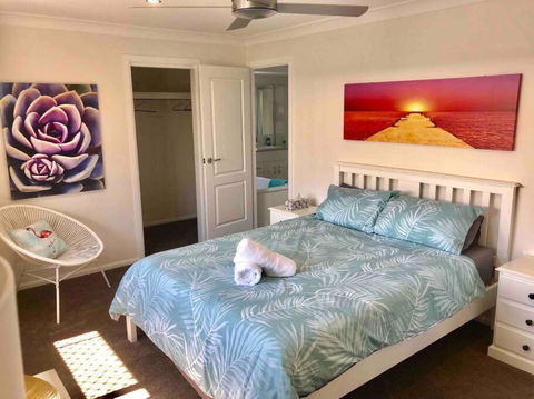 DELUXE Escape! Central, NEW & Spacious 3 Bed - Timeshare Accommodation 2