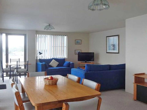4 'The Point' 5-7 Mitchell Street- Stunnning Water Views With Air Conditioning - Timeshare Accommodation 3