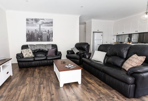 4 Bedroom Inner City Townhouse - SLEEPS 9 !! - Timeshare Accommodation 0
