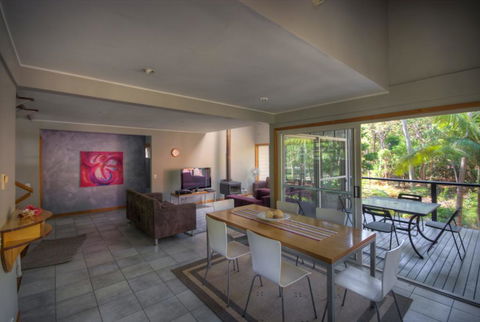 6 Satinwood Drive - Rainbow Shores, Stylish Beach House, Free WiFi - Timeshare Accommodation 1