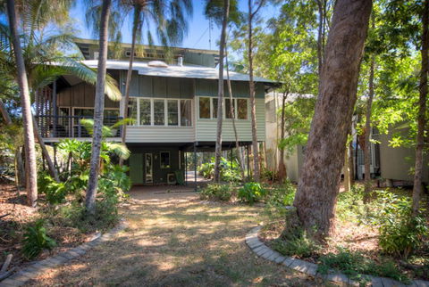 6 Satinwood Drive - Rainbow Shores, Stylish Beach House, Free WiFi - Timeshare Accommodation 0
