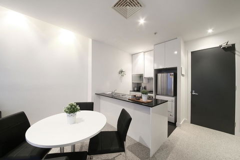 A Spacious & Central 2BR Apt Near Flinders Station - Timeshare Accommodation 2