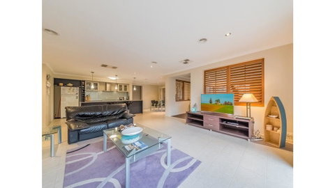 A TOUCH OF CLASS - PET FRIENDLY (OUTSIDE ONLY) - Timeshare Accommodation 2